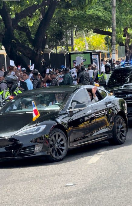 Abinader llega a toma de posesión abordo de su Tesla