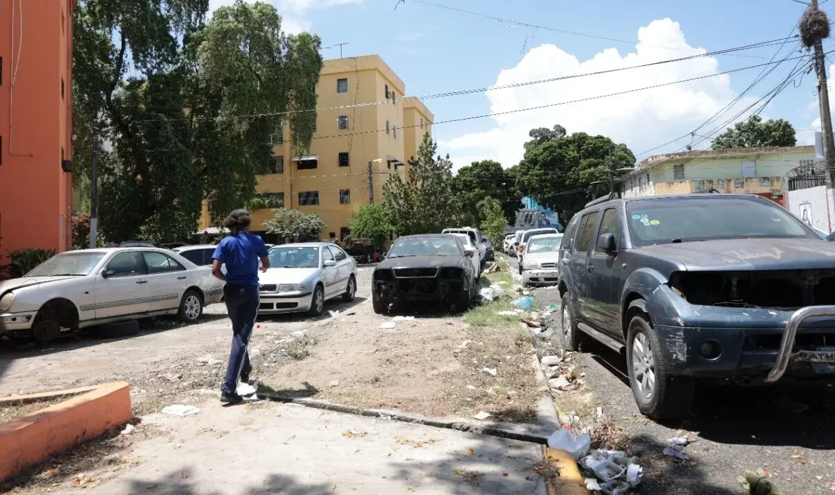 Vehículos chatarras, falta agua y drenaje arruinan a Villa Juana