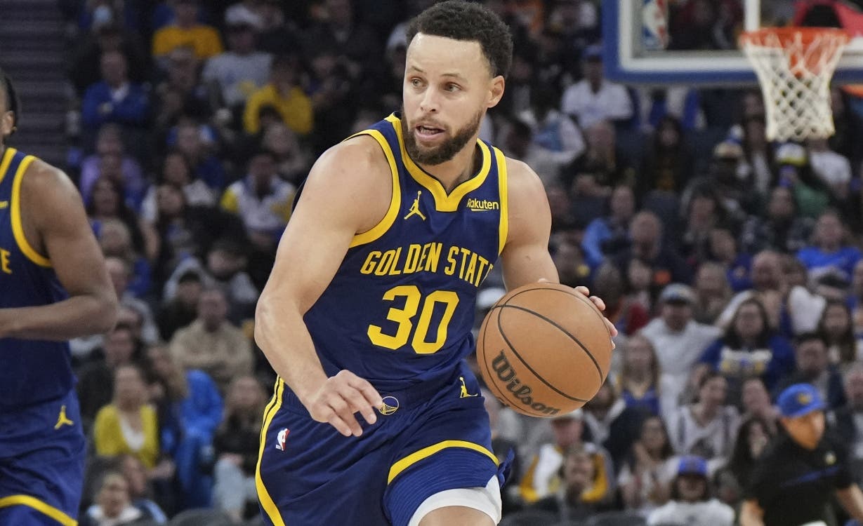 Curry sufre lesión de tobillo y activa alarmas en los Warriors