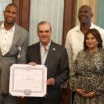 Presidente condecora Horford por sus logros