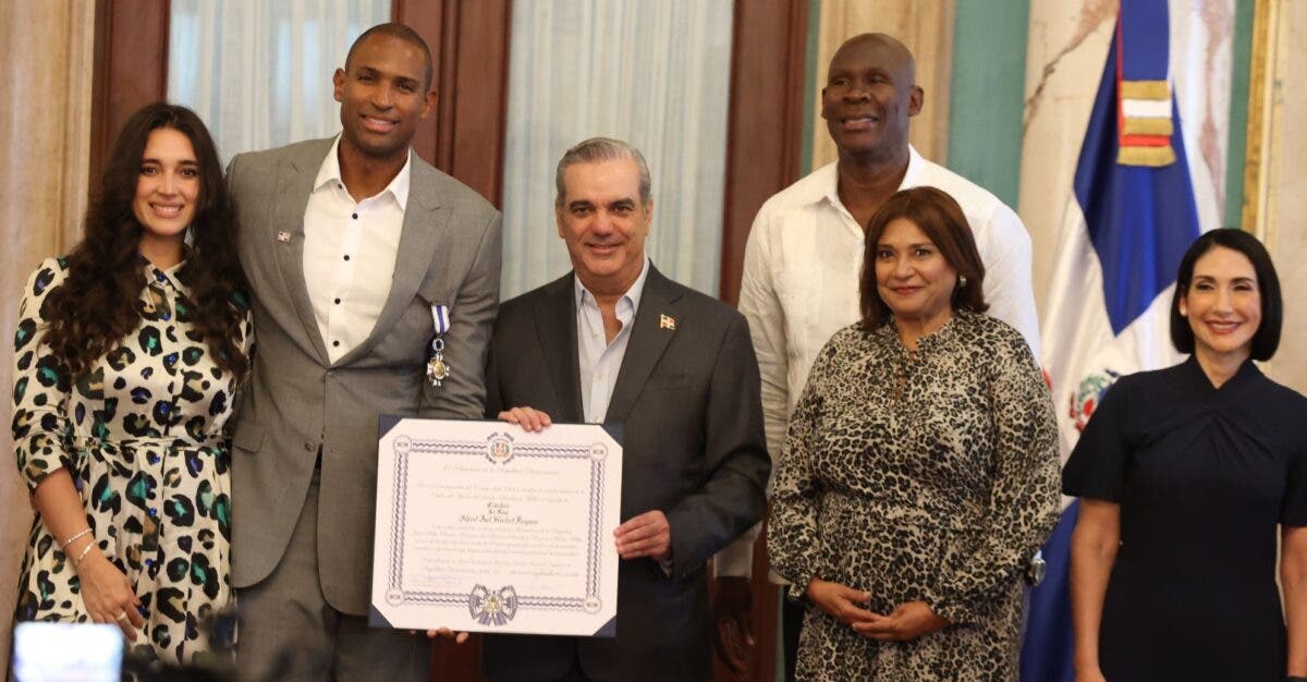 Presidente condecora Horford por sus logros