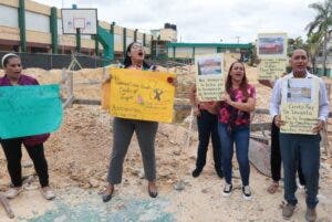 Padres reclaman concluir escuela en Cristo Rey