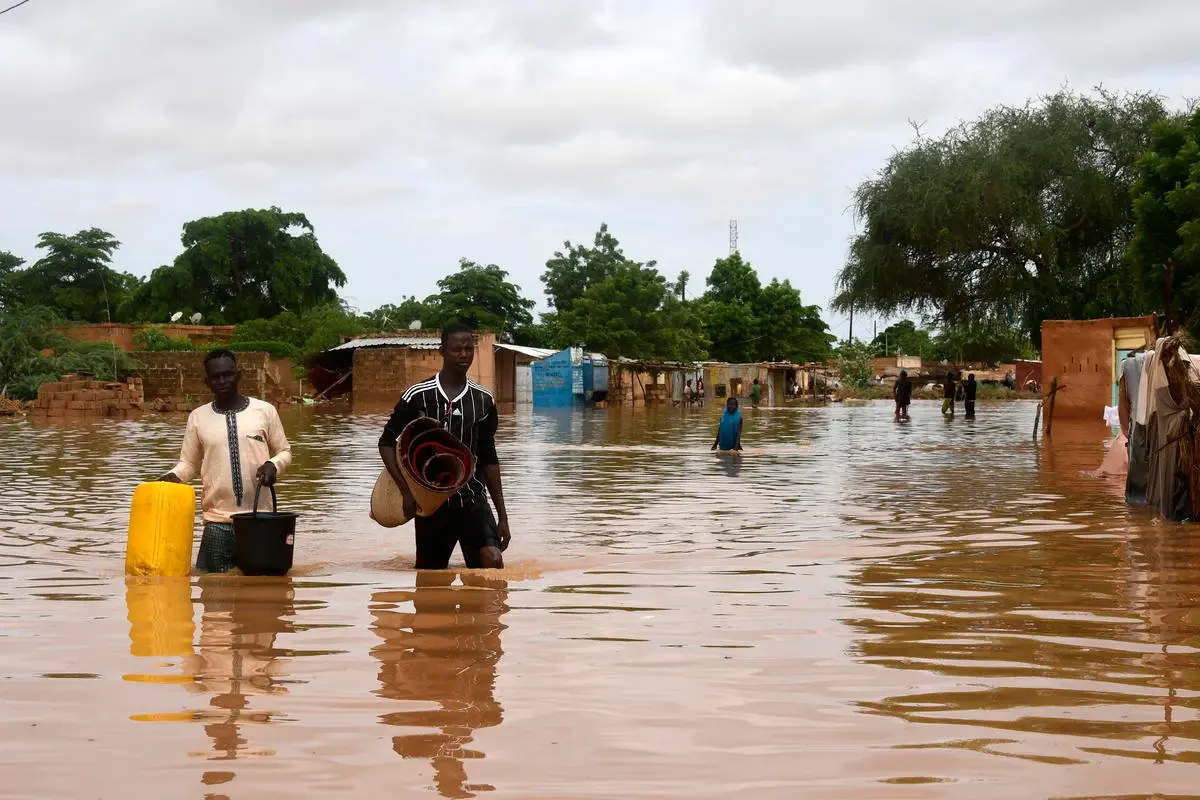 281 presos se fugan de una cárcel en Nigeria tras inundación que derribó el muro de la prisión