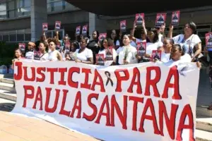 Familiares y amigos de Paula Santana exigen justicia frente a la Procuraduría: «Todas somos Paula»