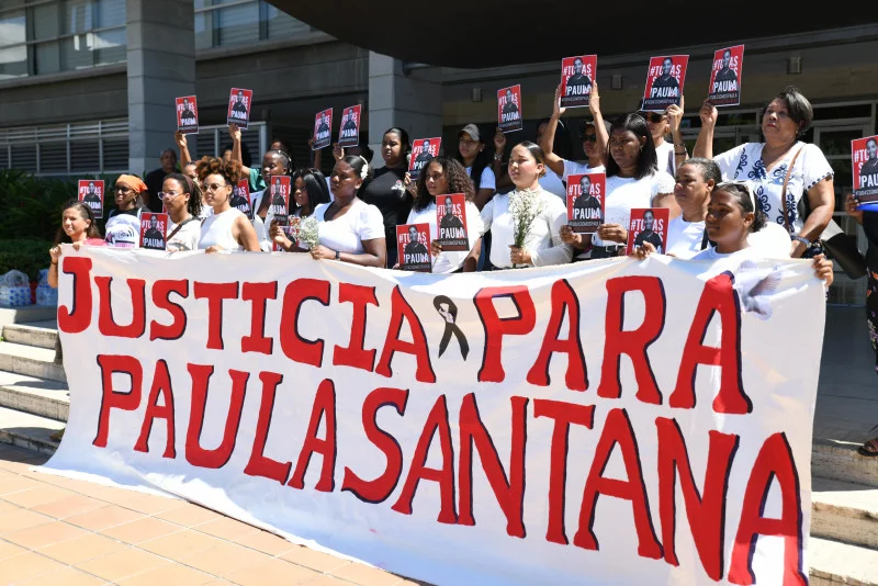 Familiares y amigos de Paula Santana exigen justicia frente a la Procuraduría: 