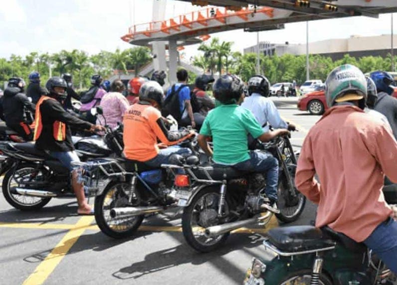 Intrant prohíbe motoristas en corredores bus