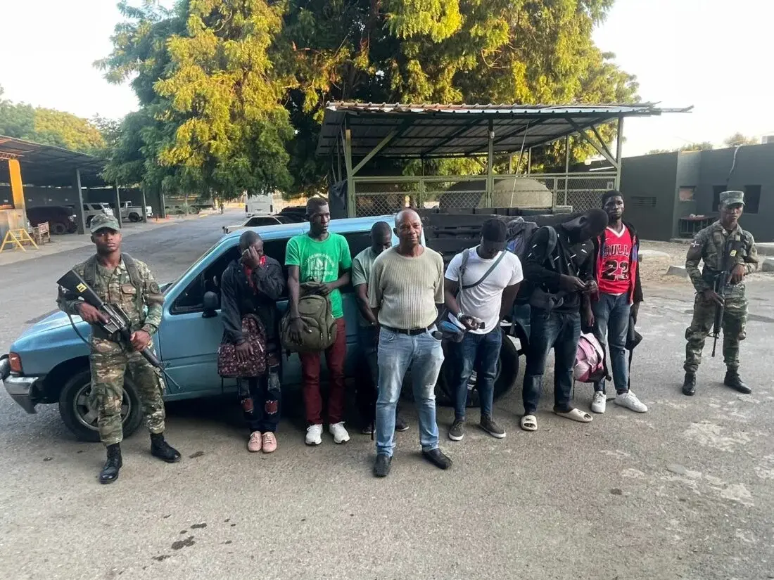 Apresan dominicano que conducía camioneta con 6 haitianos ilegales