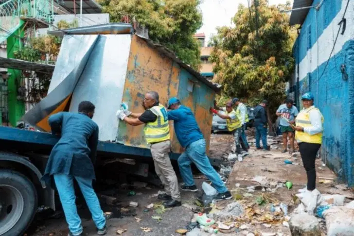 El ADN recupera espacios públicos y retira chatarras