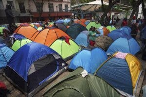 En espera de asilo en EEUU, migrantes improvisan su vida en campamentos en Ciudad de México