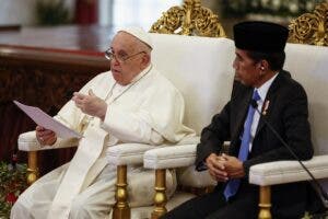 El Papa insta a Indonesia a cumplir su promesa de armonía interreligiosa y combatir el extremismo