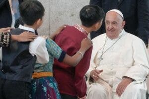 El papa llega a la acomodada Singapur tras una festiva visita a la humilde Timor Oriental