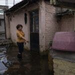 Residentes de un barrio en México viven entre aguas negras