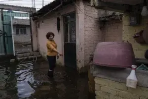 Residentes de un barrio en México viven entre aguas negras