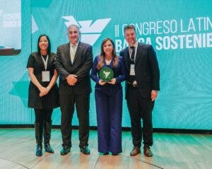 Banreservas recibe premio internacional por Bancarizar es Patria