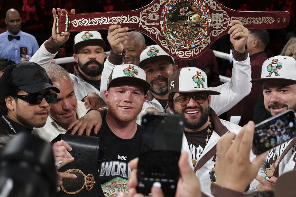 El 'Canelo' Álvarez vence por votación unánime a Berlanga y retiene sus títulos mundiales