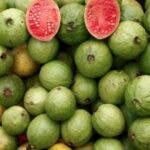 La fruta que reduce los niveles de azúcar en sangre, protege la piel y potencia la producción de colágeno