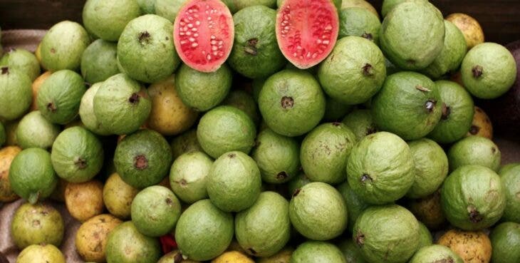 La fruta que reduce los niveles de azúcar en sangre, protege la piel y potencia la producción de colágeno