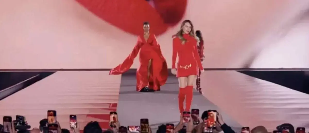 Belinda sufre aparatosa caída en plena pasarela de moda en París