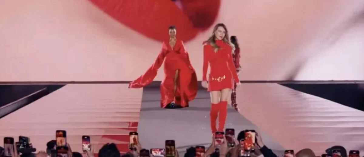 Belinda sufre aparatosa caída en plena pasarela de moda en París