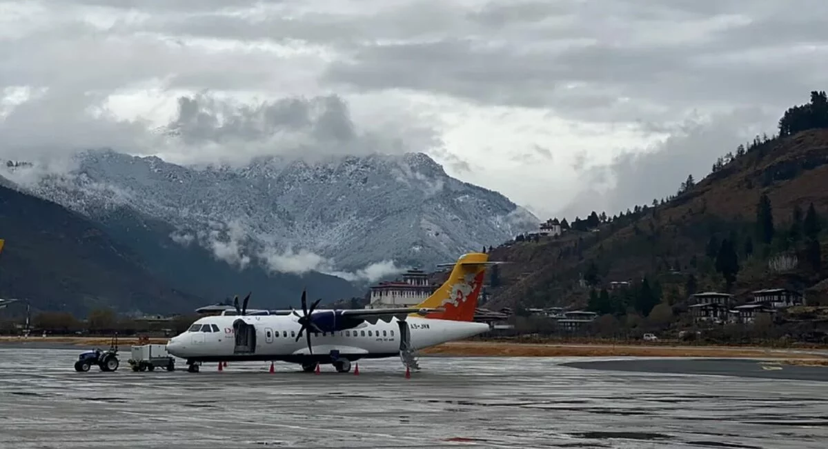 El peligroso aeropuerto en el que sólo 50 pilotos del mundo están calificados para aterrizar