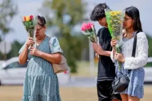 Luto, indignación e interrogantes se apoderan de Georgia tras tiroteo en escuela de Winder