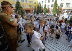 Los niños ucranianos vuelven a las aulas entre ataques rusos y cortes de electricidad