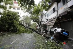 Aumentan a 14 el número de muertos y 219 los heridos por el paso del tifón Yagi en Vietnam