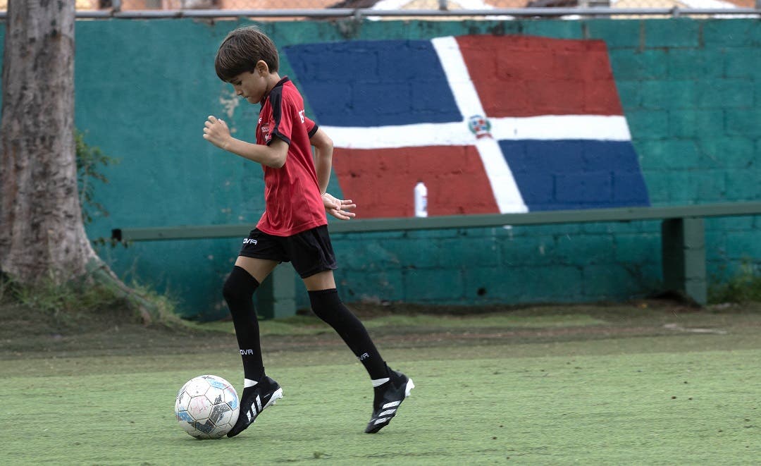 El auge del fútbol en República Dominicana amenaza la hegemonía de la pelota