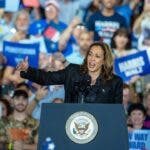 Kamala Harris apuesta por el Mes de la Herencia Hispana: boxeo, béisbol y millones en anuncios