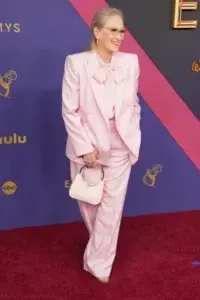 El traje rosa de Meryl Streep que acaparó todas las miradas en los premios Emmy