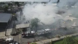 Incendio afecta a fábrica de tabaco en Moca, 21 unidades de Cuerpo de Bomberos coordinan la asistencia