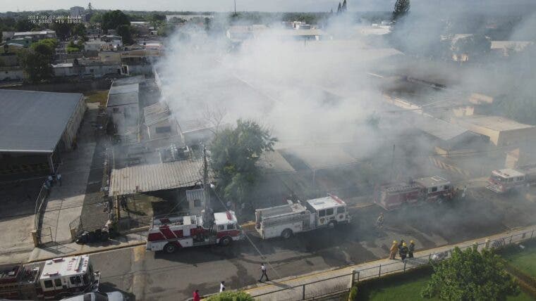 Incendio afecta a fábrica de tabaco en Moca, 21 unidades de Cuerpo de Bomberos coordinan la asistencia