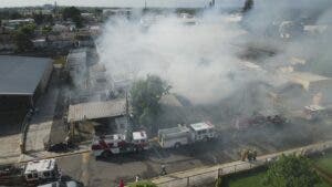 Más de 20 unidades de bomberos combaten incendio en fábrica de tabaco en Moca