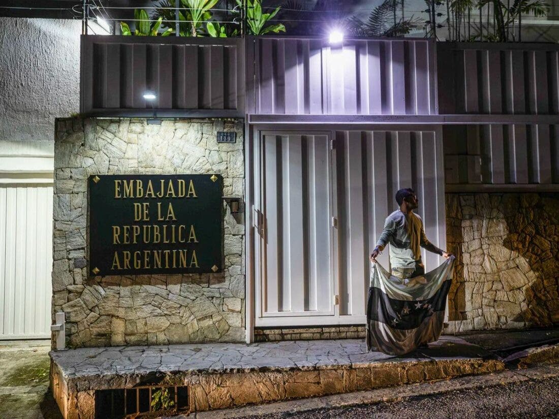 Antichavista asilado en Embajada argentina pide apoyo exterior para lograr salvoconductos