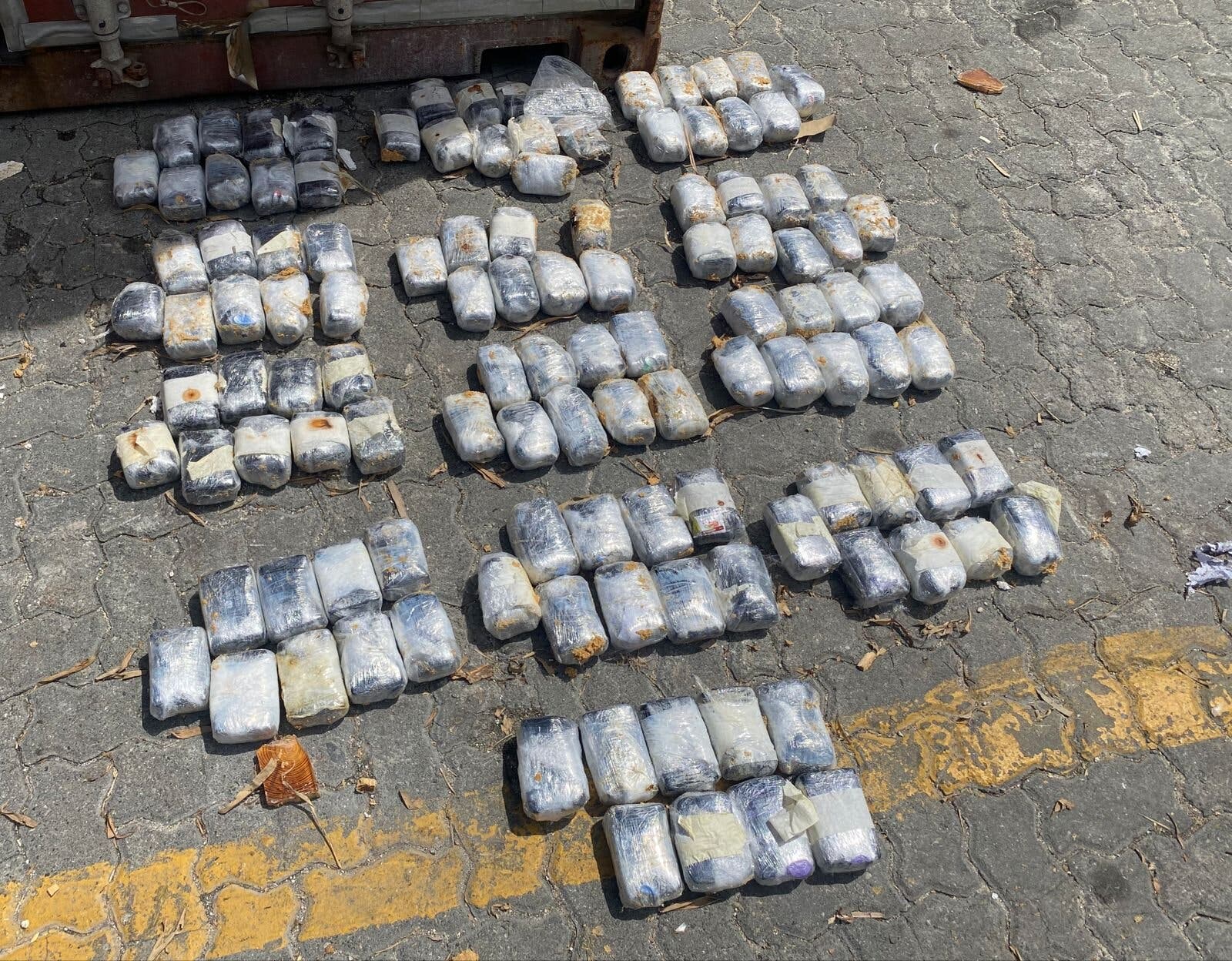 Decomisan 117 paquetes de cocaína ocultos en un contenedor de cerámicas