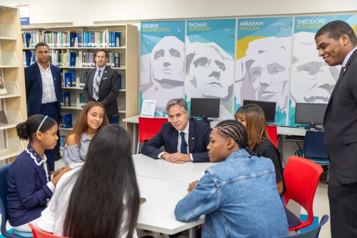 Antony Blinken se reúne con estudiantes del Inglés de Inmersión y vicepresidenta Raquel Peña