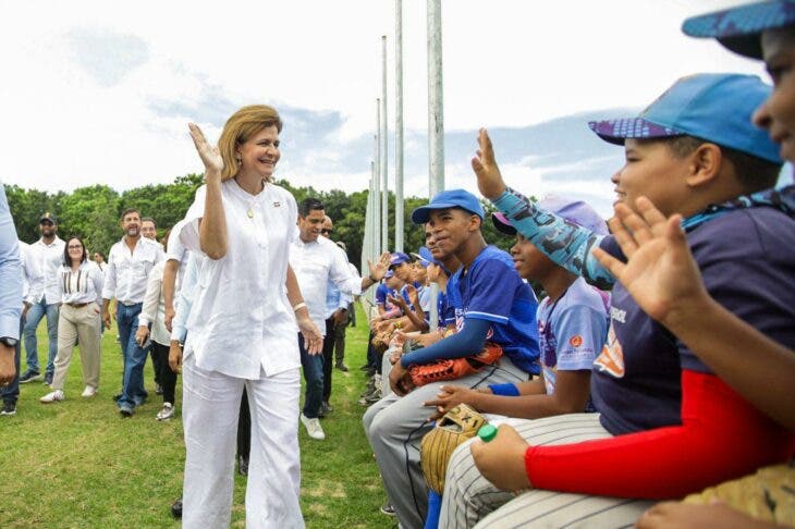 Raquel Peña supervisa estadio donde se realizará el Mundial Femenino Juvenil Sub-17 en Santiago