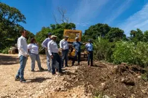 Director de UTEPDA supervisa caminos interparcelarios de Barahona e Independencia