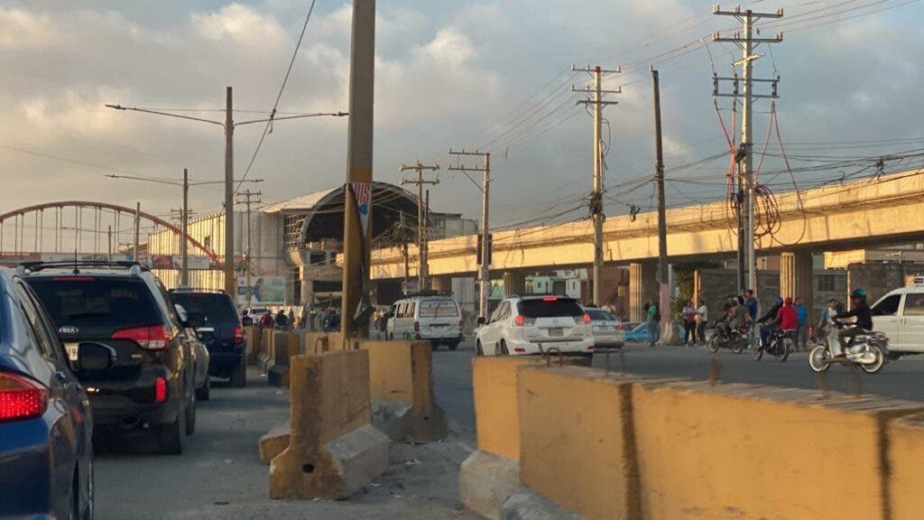 Un muro de New Jersey obstaculiza en el carril expreso