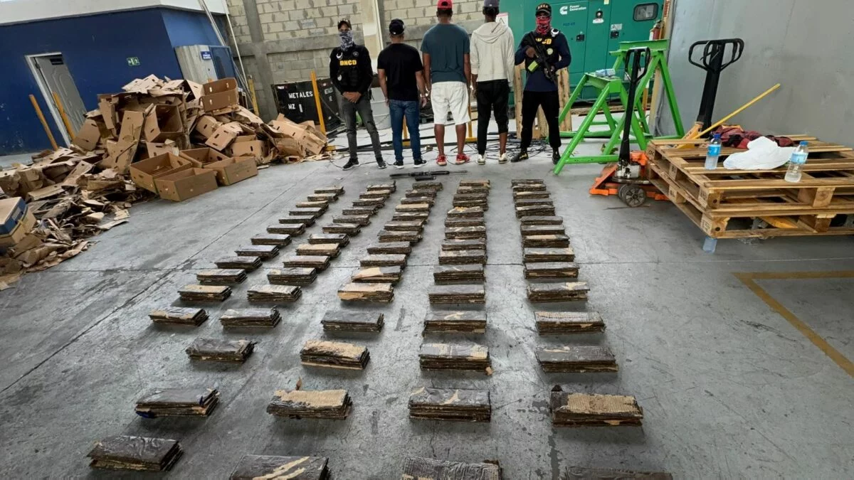 Autoridades incautan 360 láminas de cocaína en carga de guineos en puerto Manzanillo; apresan tres hombres