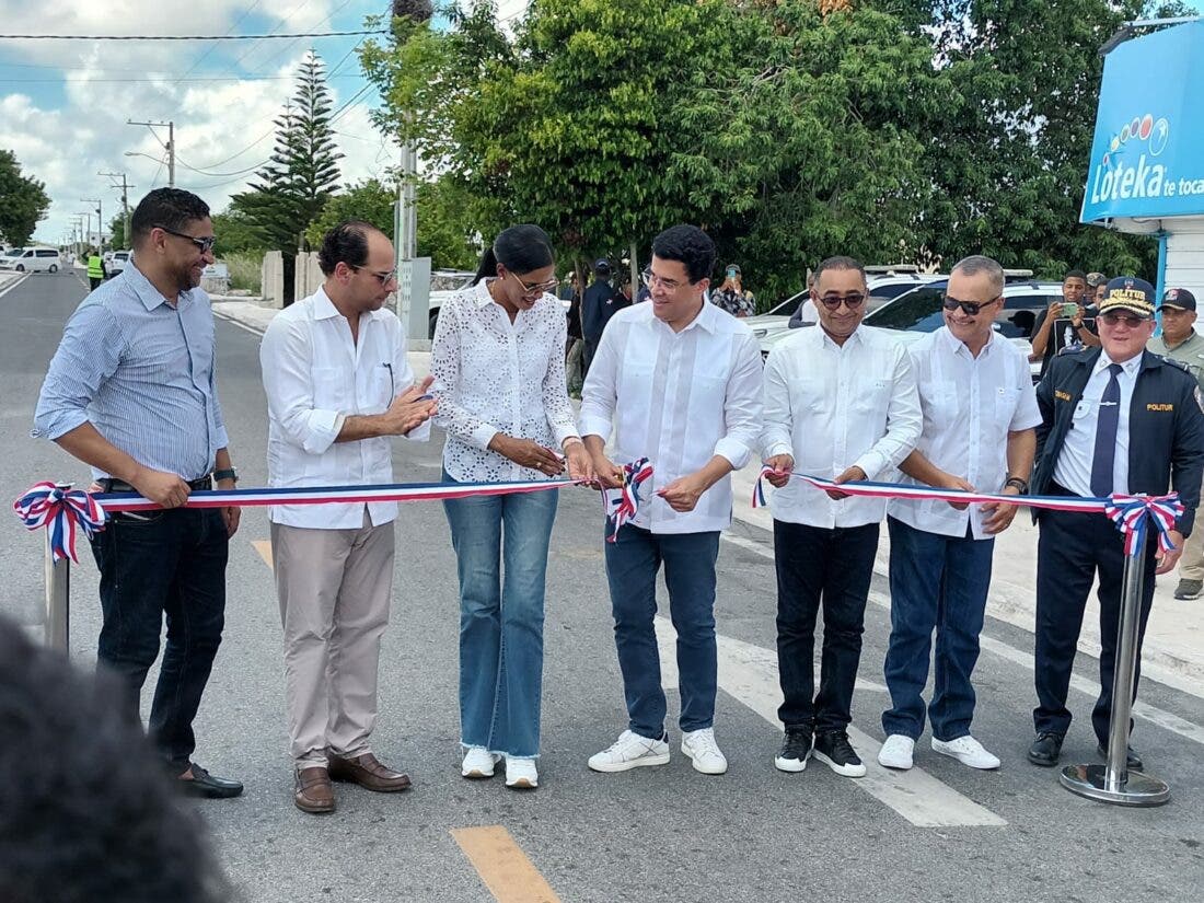 Turismo inaugura carretera en Verón y anuncia nuevas obras