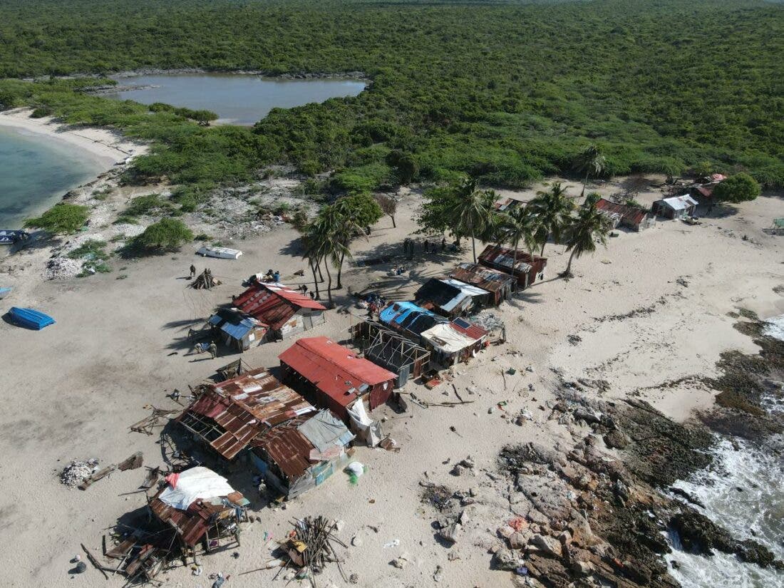 Autoridades destruyen 18 casetas en Cabo Rojo, Pedernales