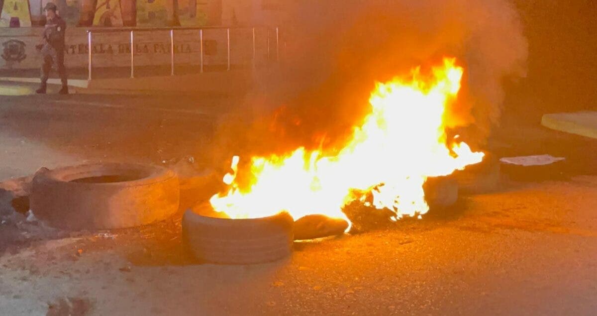 Protestan en Dajabón con quemas de neumáticos en demanda de asfaltado de calles