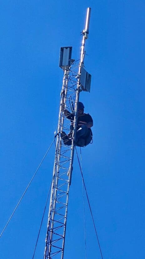 Indotel clausura emisora y negocio de internet ilegal en Sánchez Ramírez