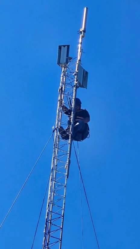 Indotel clausura emisora y negocio de internet ilegal en Sánchez Ramírez