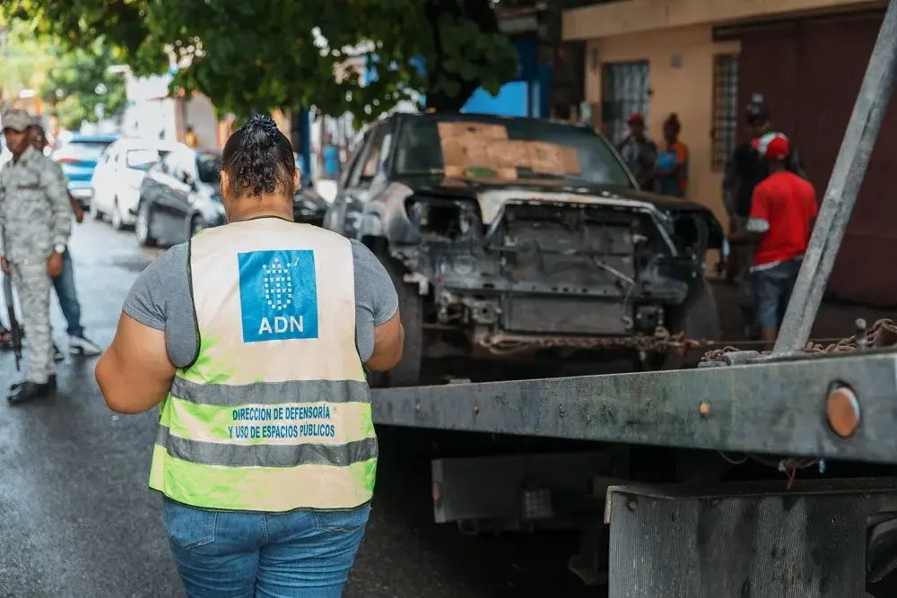 Alcaldía del Distrito Nacional recupera espacios y retira chatarras en Villa Juana