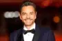 Eugenio Derbez vuelve a la comedia en español con la serie ‘Y llegaron de noche’