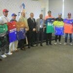 Comisionado de Béisbol y la LBU entregan uniformes y útiles deportivos a equipos