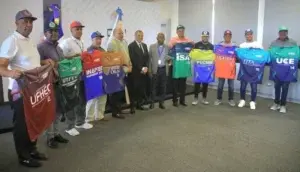 Comisionado de Béisbol y la LBU entregan uniformes y útiles deportivos a equipos