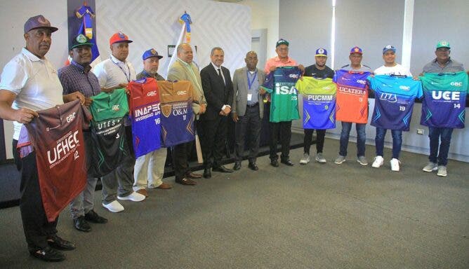 Comisionado de Béisbol y la LBU entregan uniformes y útiles deportivos a equipos